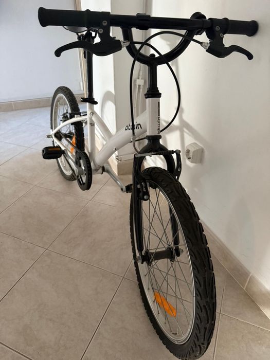 Bicicleta de crianca adolescente branca