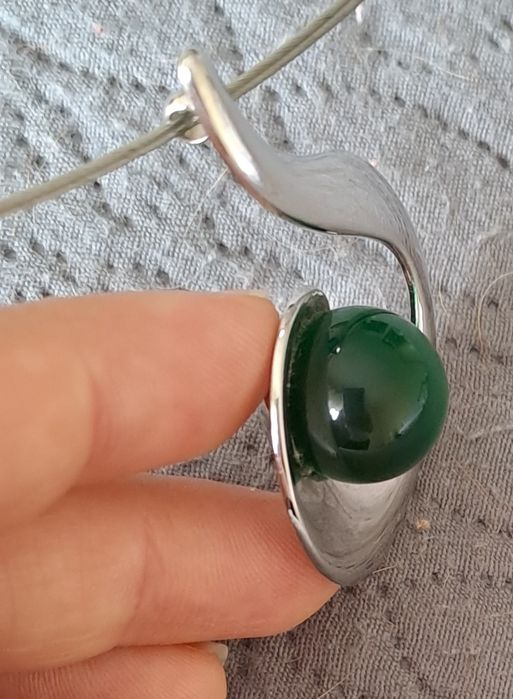 Colar fantasia com pedra verde