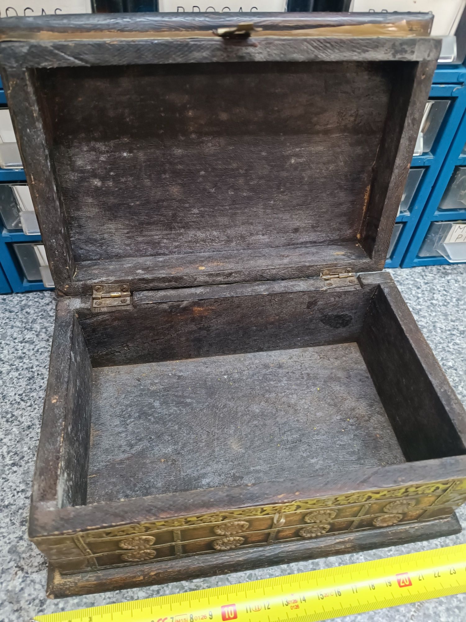 Baú antigo madeira e latao