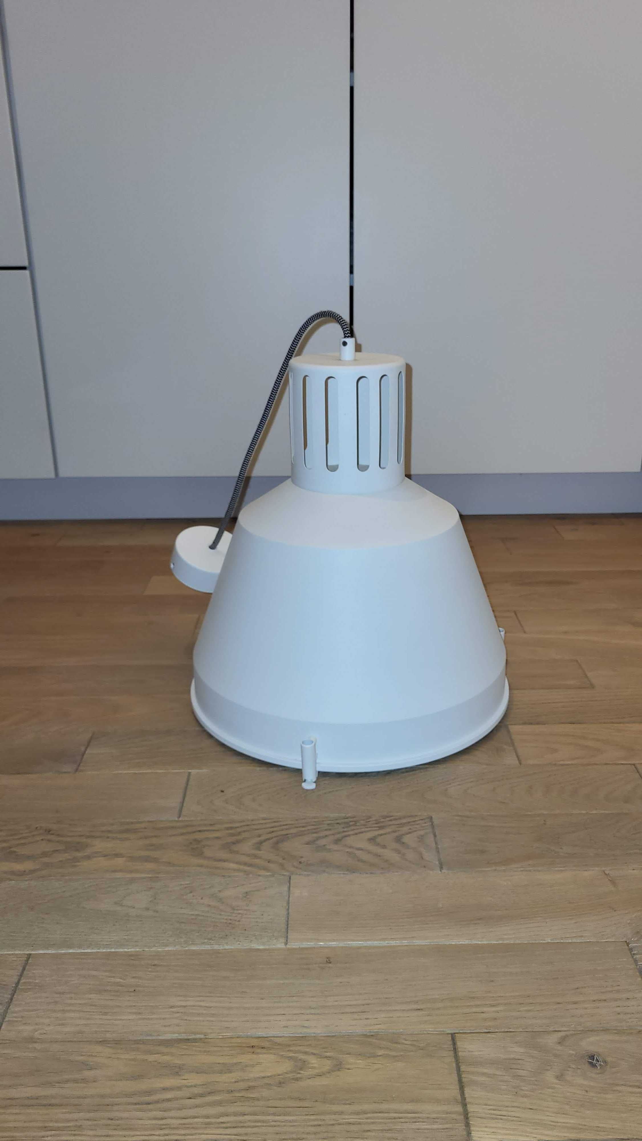 Biała metalowa lampa industrialna