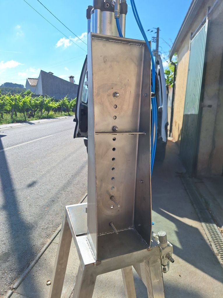 Capsulador de garrafas pneumática