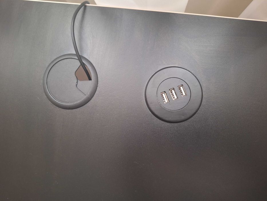 Комп'ютерний стіл