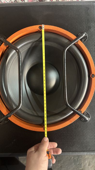 Сабвуфер з підсилювачем в авто