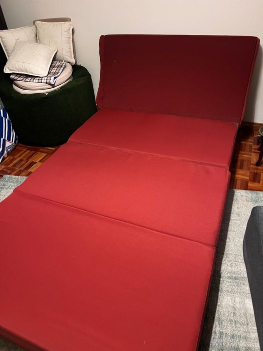 Sofa vermelho. Sofa cambalhota