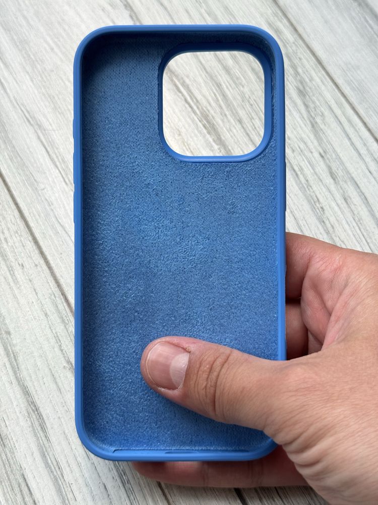Niebieskie klasyczne etui do iPhone 16 Pro