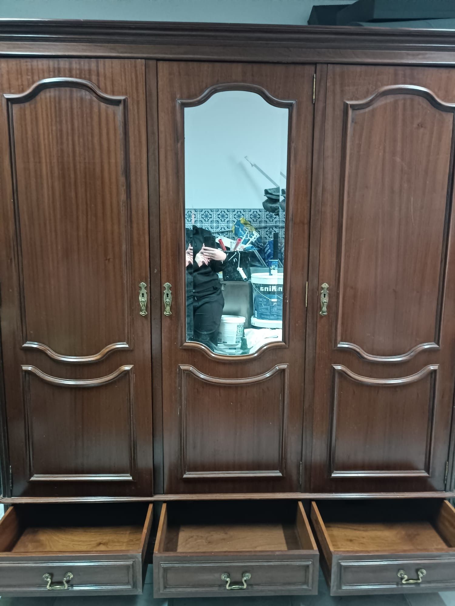 Guarda vestidos com 3 portas e 3 gavetas