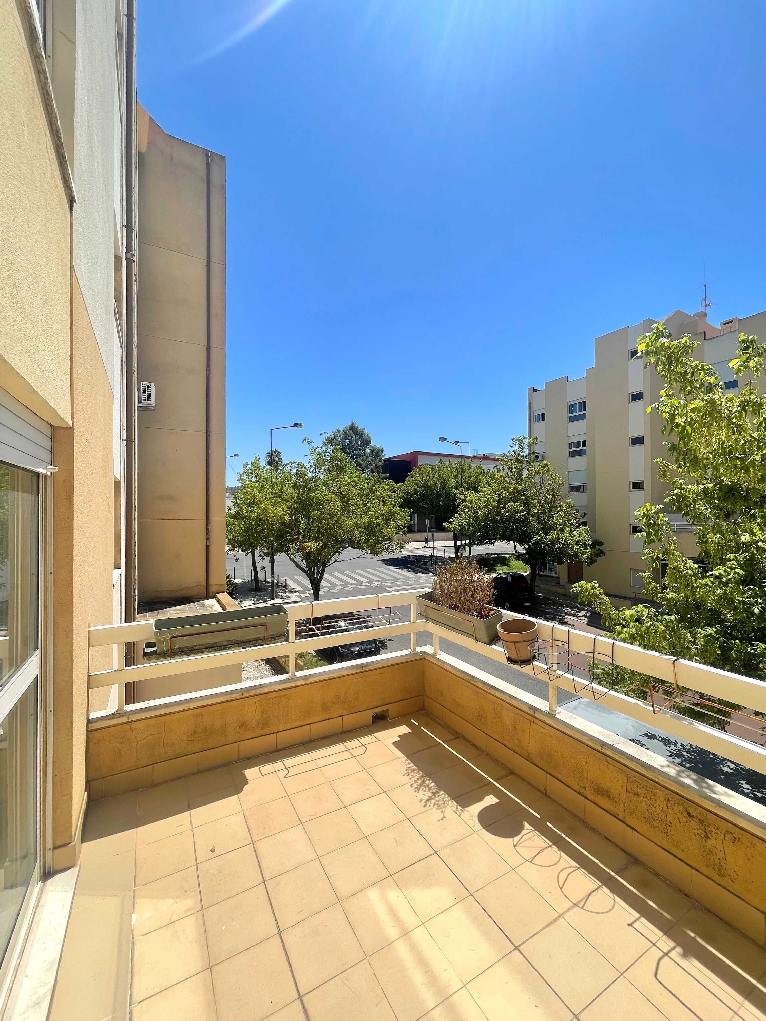 Apartamento T3 Renovado com Varanda e Garagem – Telheiras, Lisboa
