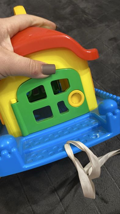 Іграшка сортер будинок на колесах
