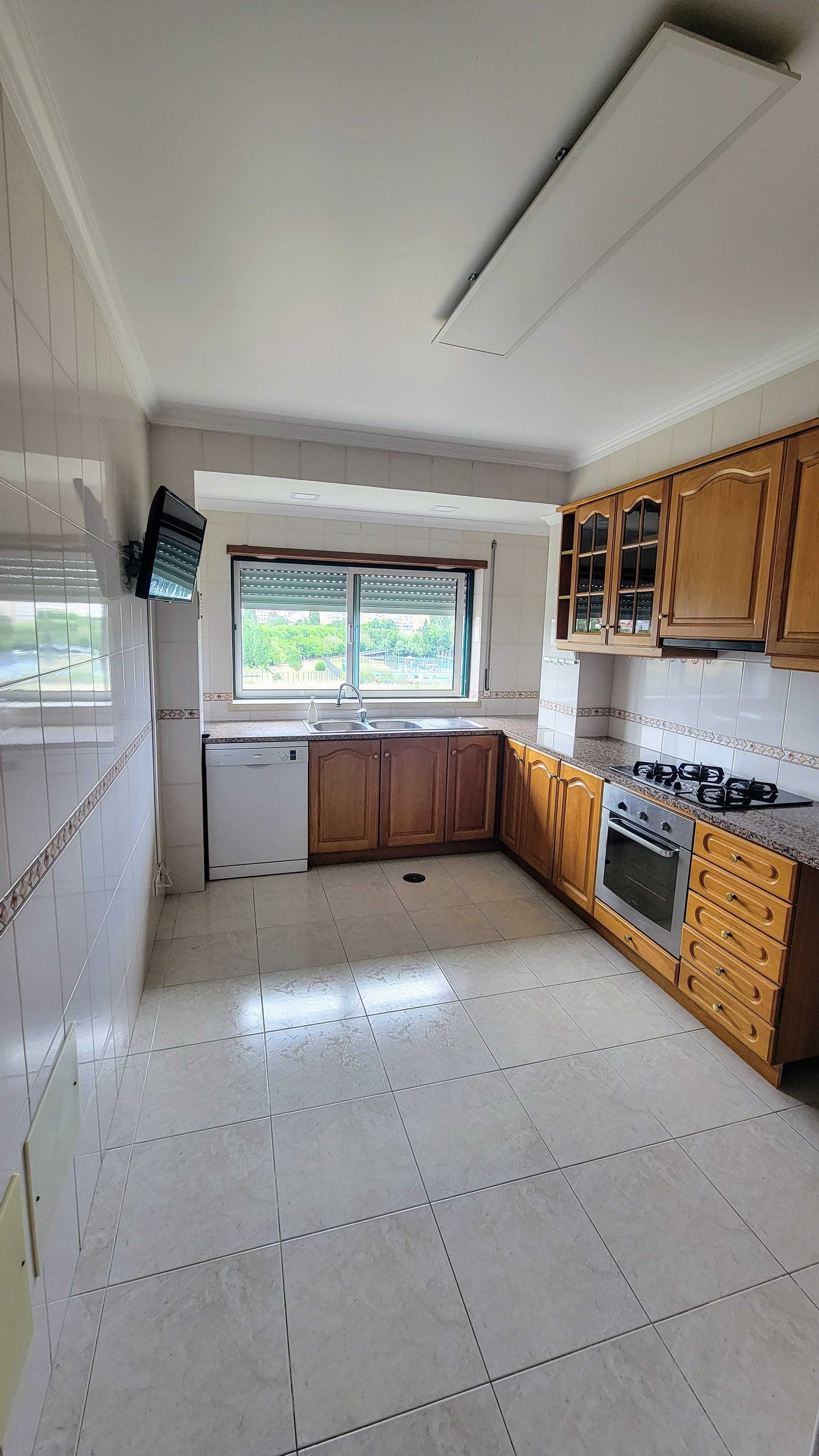 Apartamento T3 bem localizado em São Romão - Leiria