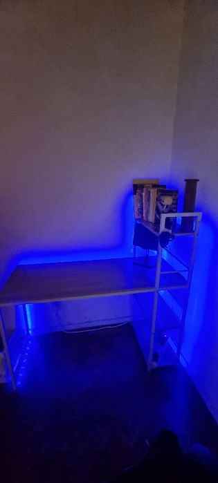 Mesa de computador/gaming com estante lateral