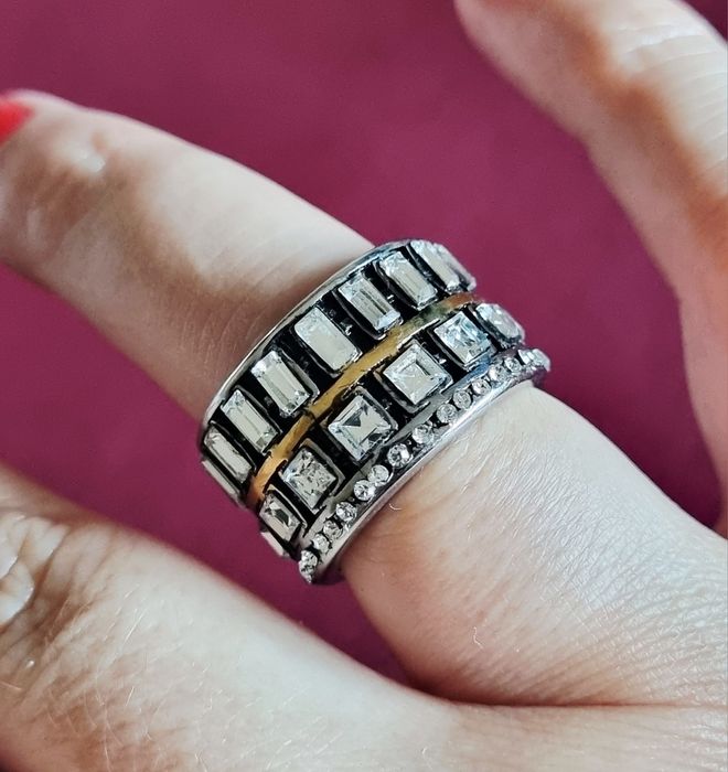 Anel bicolor, em aço, com zirconias e pedras de vidro. T17
