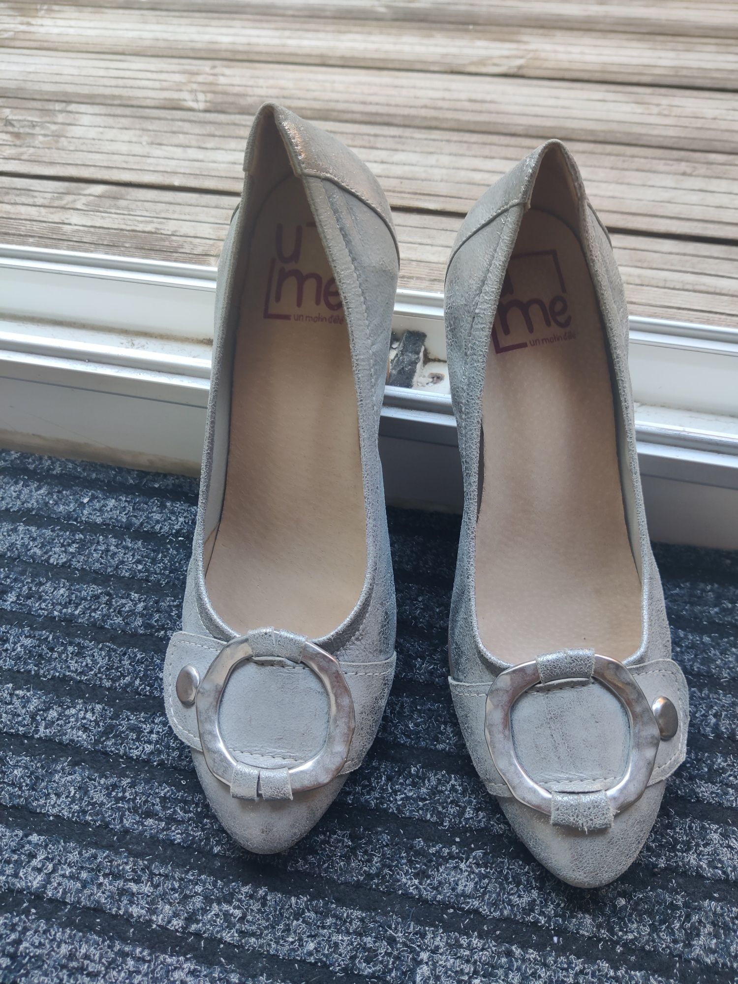 Sapatos prateados, saltos altos, 36, Un monde d'été