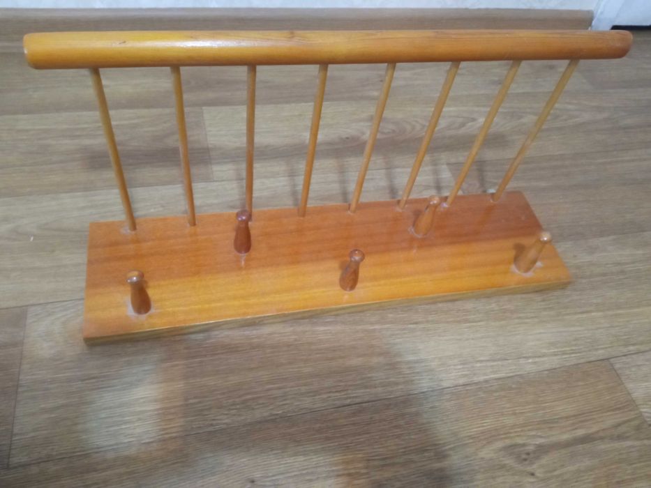 Вешалка деревянная с верхней полочкой.