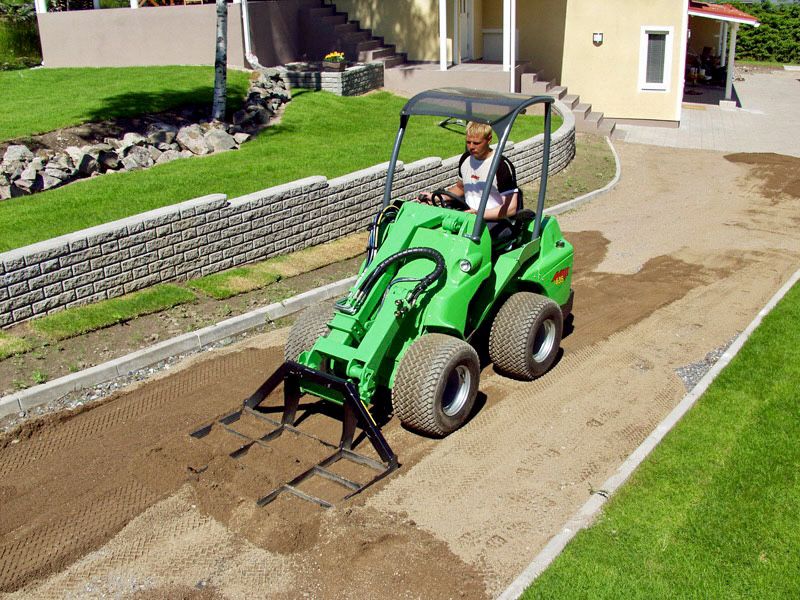 Prace ziemne, równanie terenu, zakładanie trawników, AVANT 635