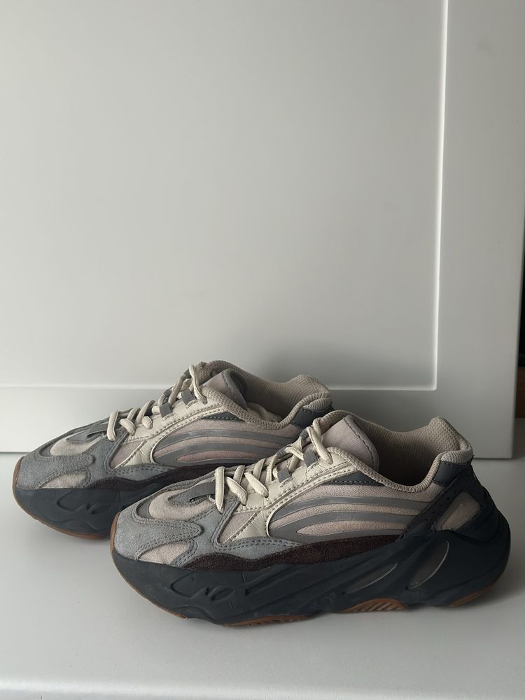 Кроссовки yeezy 600 36р