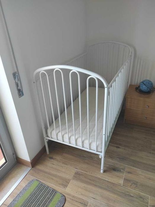 Berço em ferro e colchão