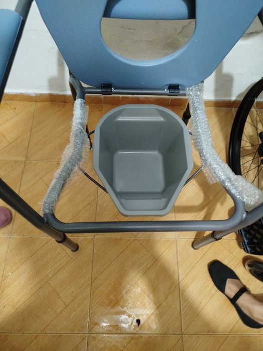 Vendi cadeira de rodas, cadeira sanitária e colchão