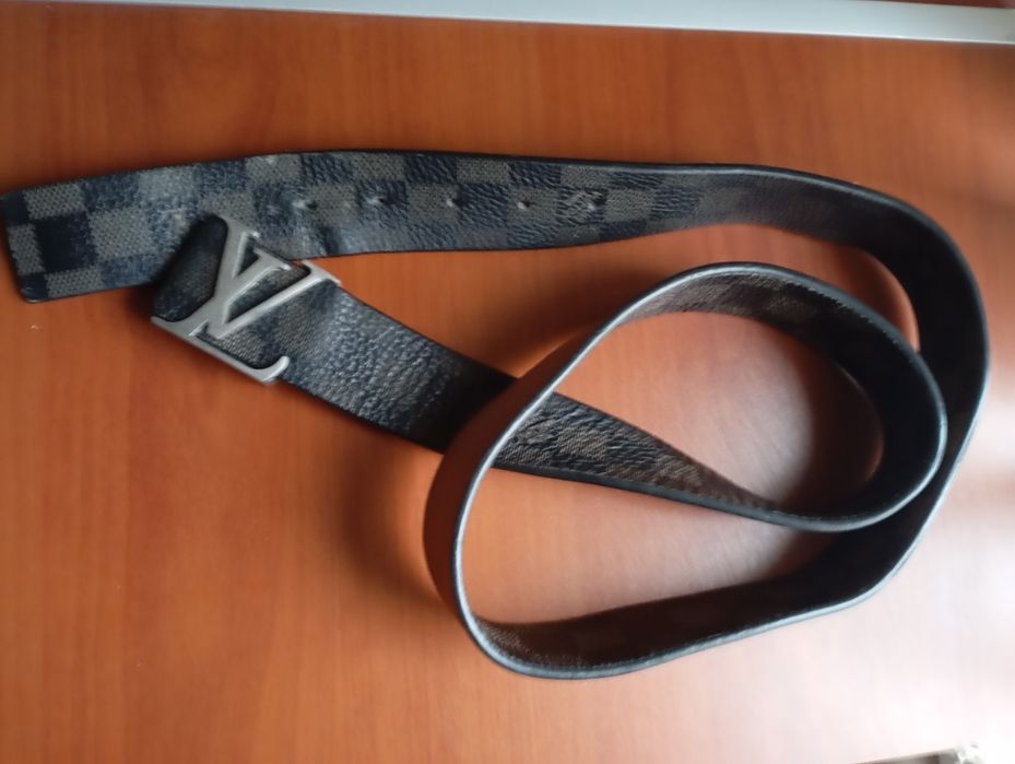 Мужской ремень Louis Vuitton
Пряжка в виде инициалов LV
Канва Damier и