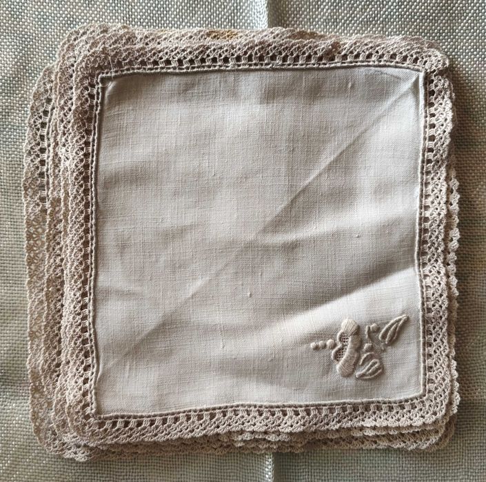 Lote de paninhos em linho bordado - 5 unidades