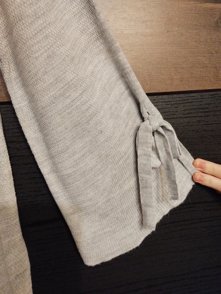 Cienki sweterek oversize z szerokimi rękawami firmy Tu rozmiar 16