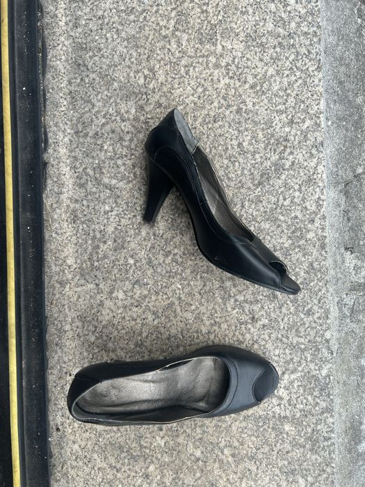 Sapatos pretos com abertura