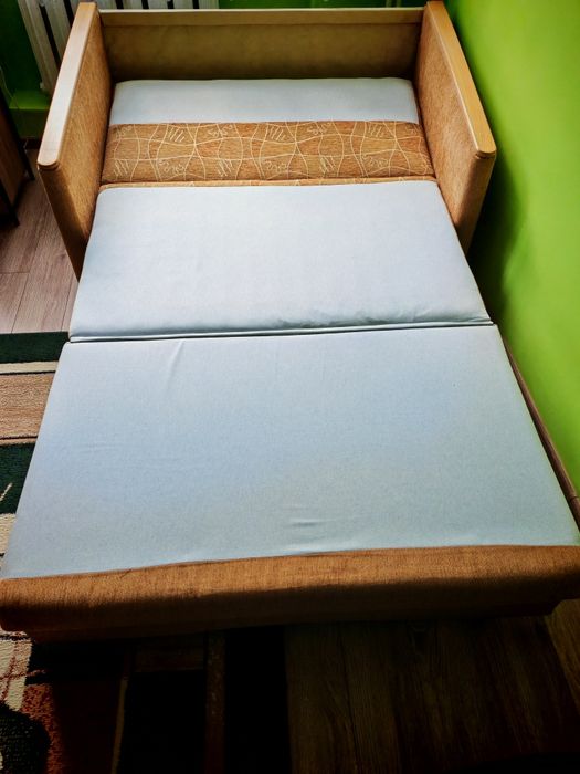 Używana rozkładana sofa z pojemnikiem