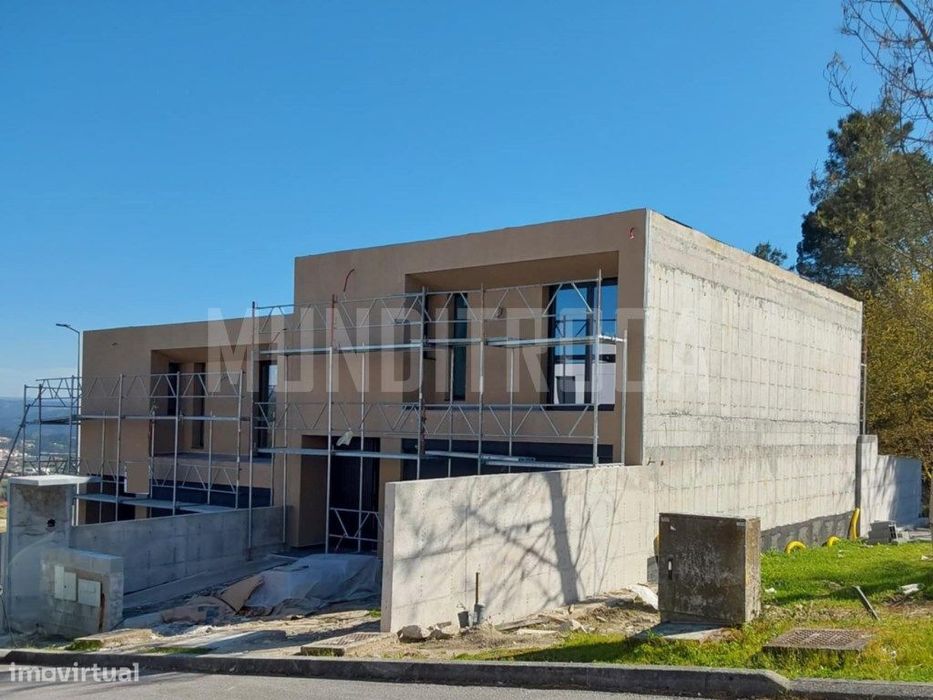 Moradia gaveto em Lanhoso