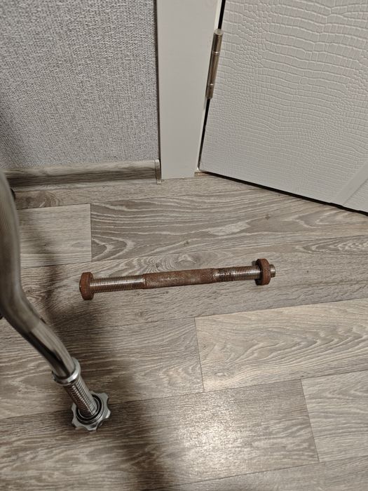 Скамья для жиму, кривий, маленький гриф штанги та гантеля з блінами .