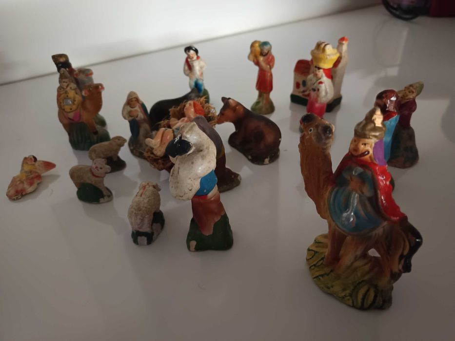 Presépio de  gesso com 70 anos, com 18 peças