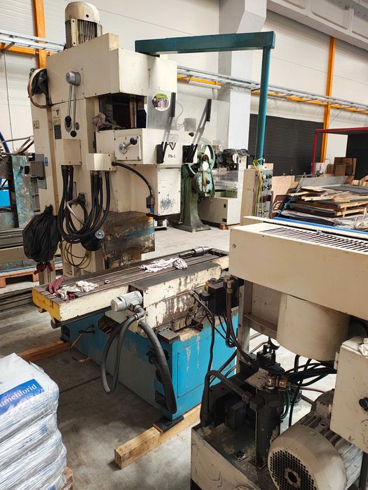 Frezarka Solidna baza do przeróbki na CNC . Mechanicznie sprawna