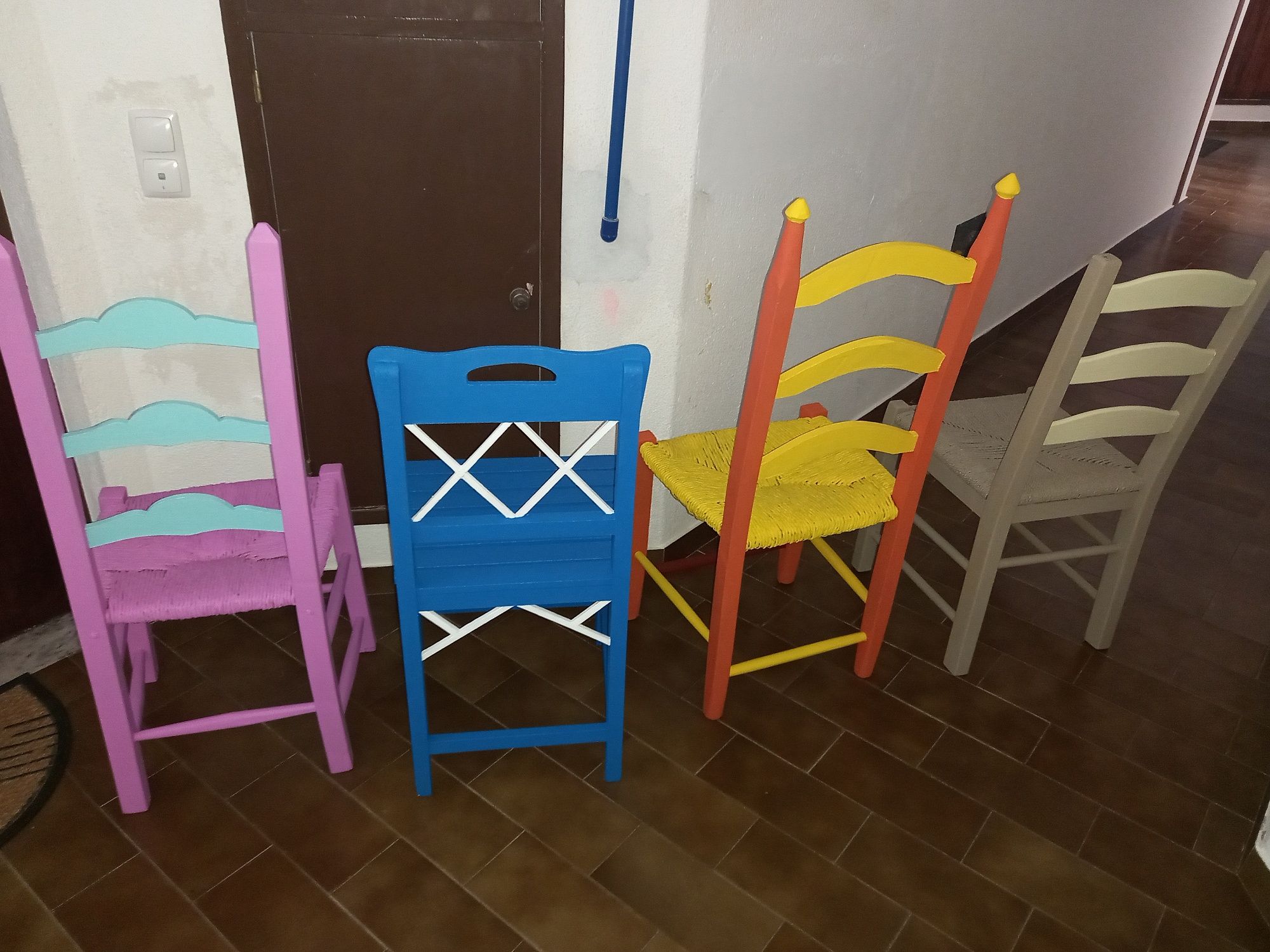 Quatro cadeiras coloridas