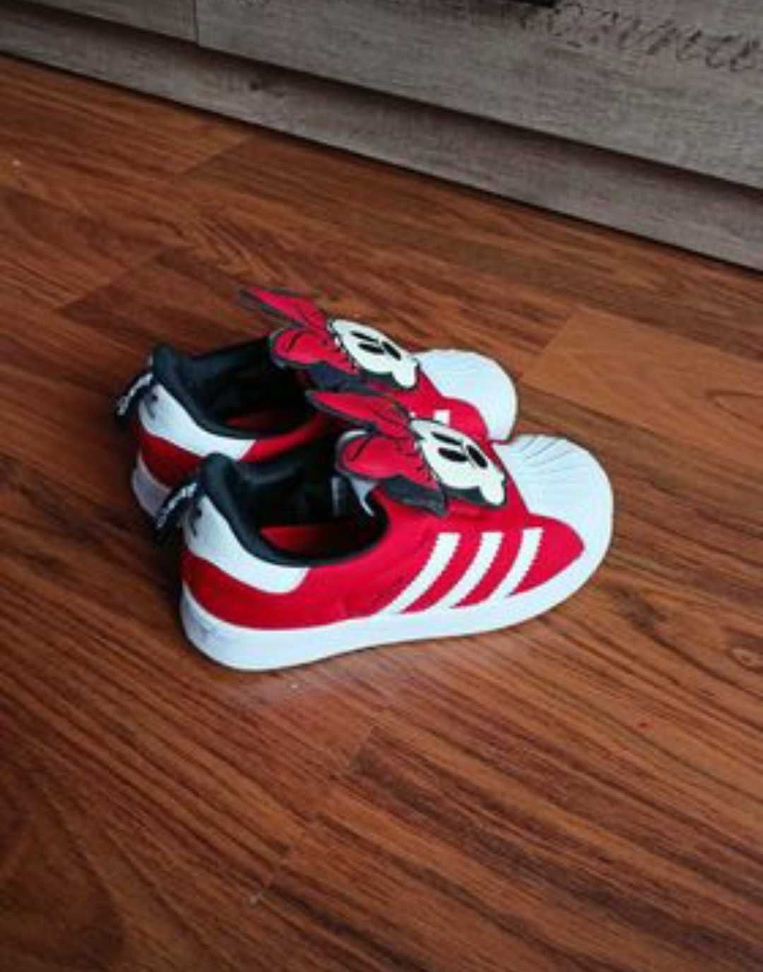 Dziewczęce buty firmy Adidas