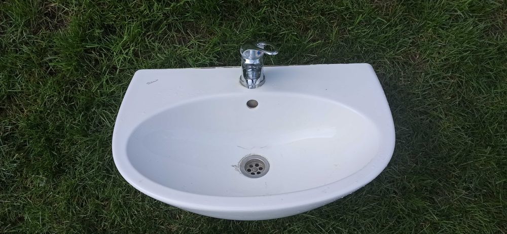 Zlewozmywak z baterią, umywalka z kranem