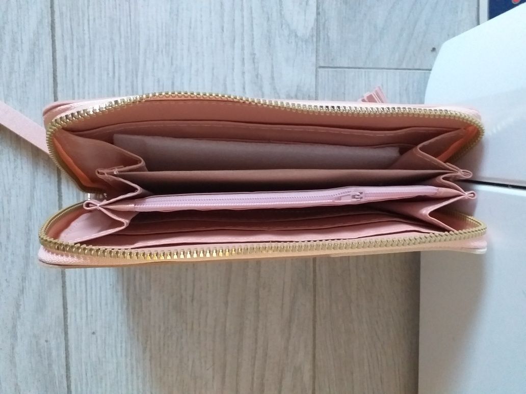 Duży różowy portfel damski
