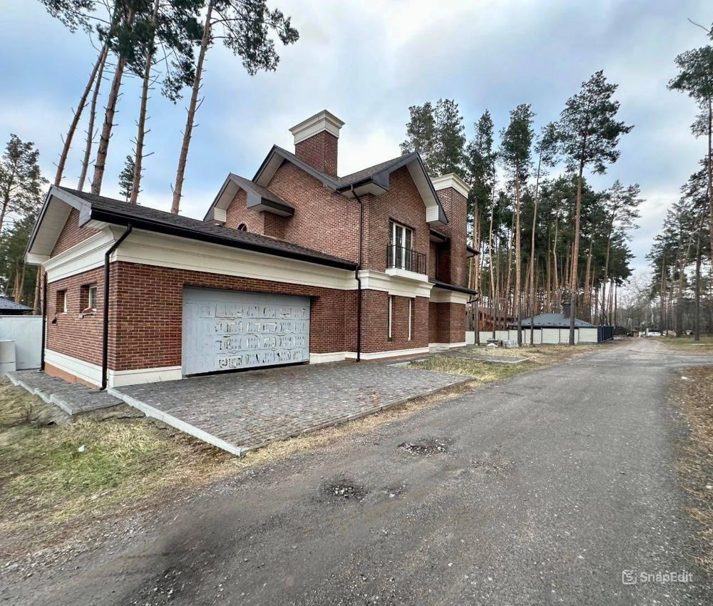 Сучасний будинок в аглійському стилі в закритому містечку