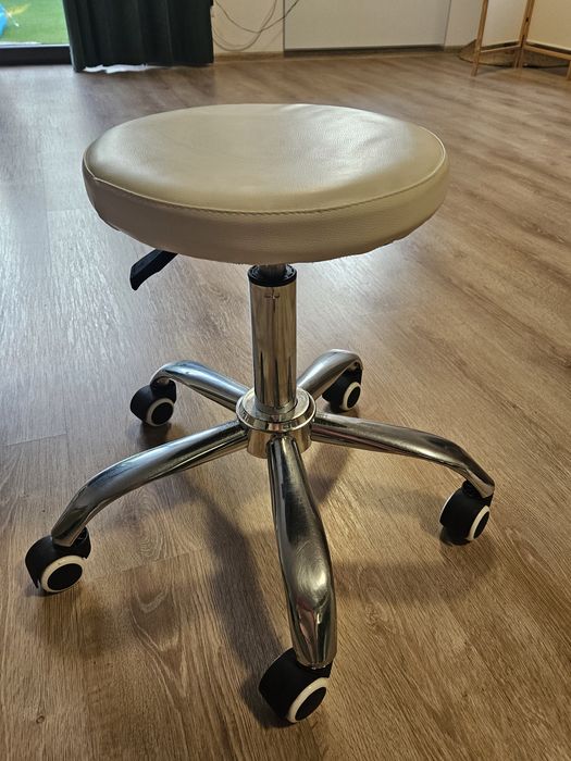 Taboret kosmetyczny na kółkach – regulowany, obrotowy
