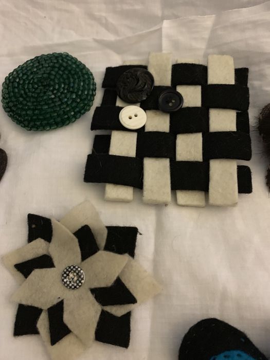 Pregadeiras em pano artesanais e pulseiras