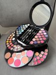 Kula makijażowa paleta cieni glam pallete Douglas