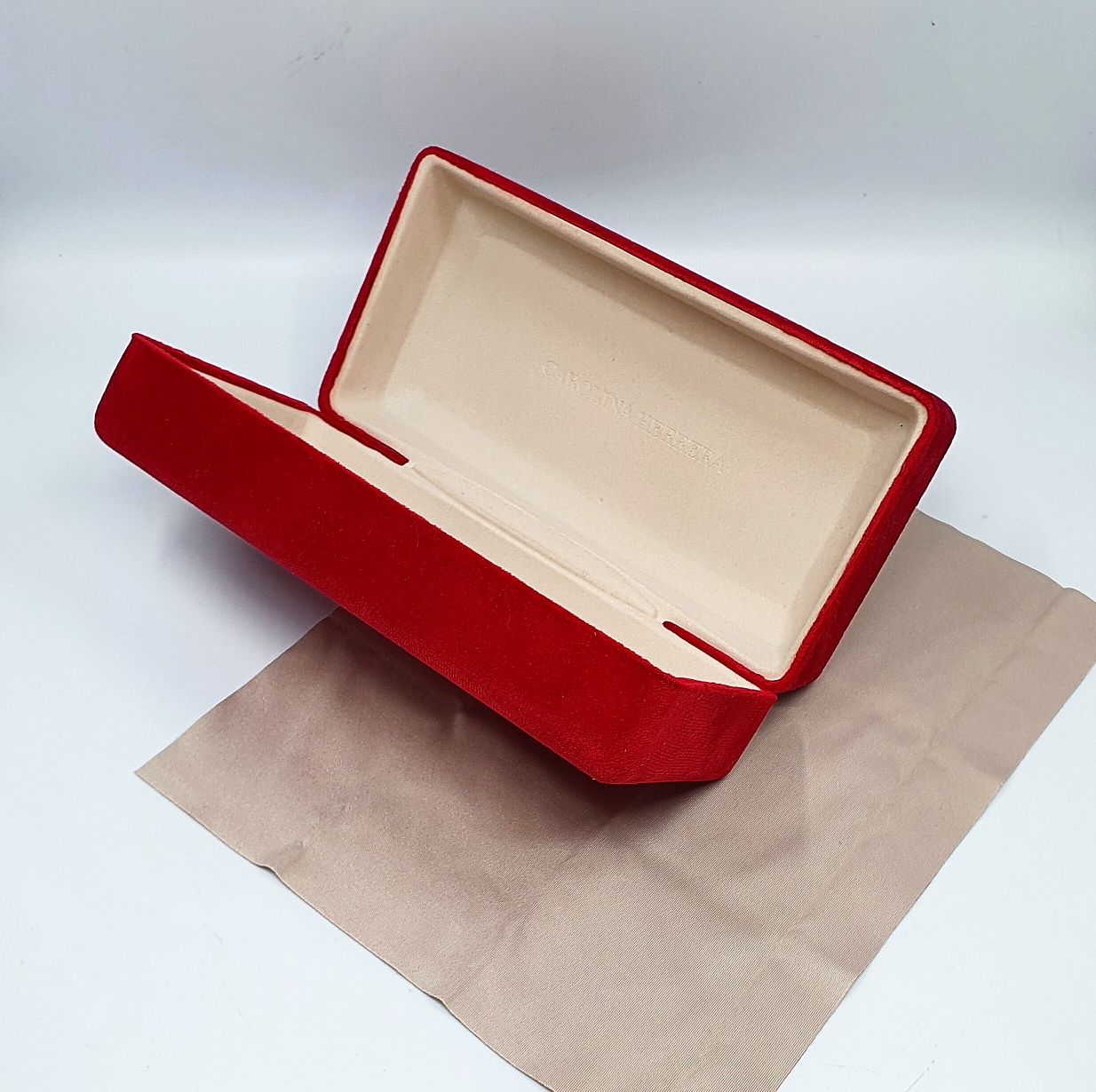 Etui na duże okulary Carolina Herrera.