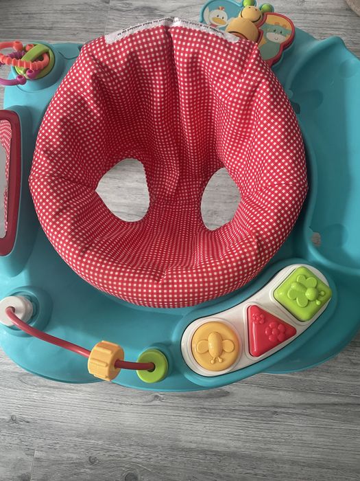 Stolik edukacyjny z siedziskiem dla niemowlaka