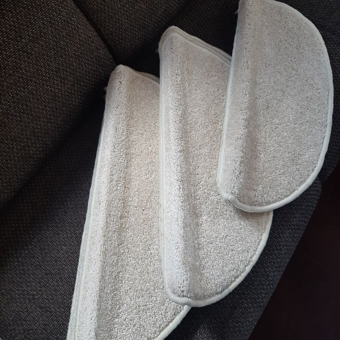 Dywaniki na schody   nowe 9 szt, beżowe.