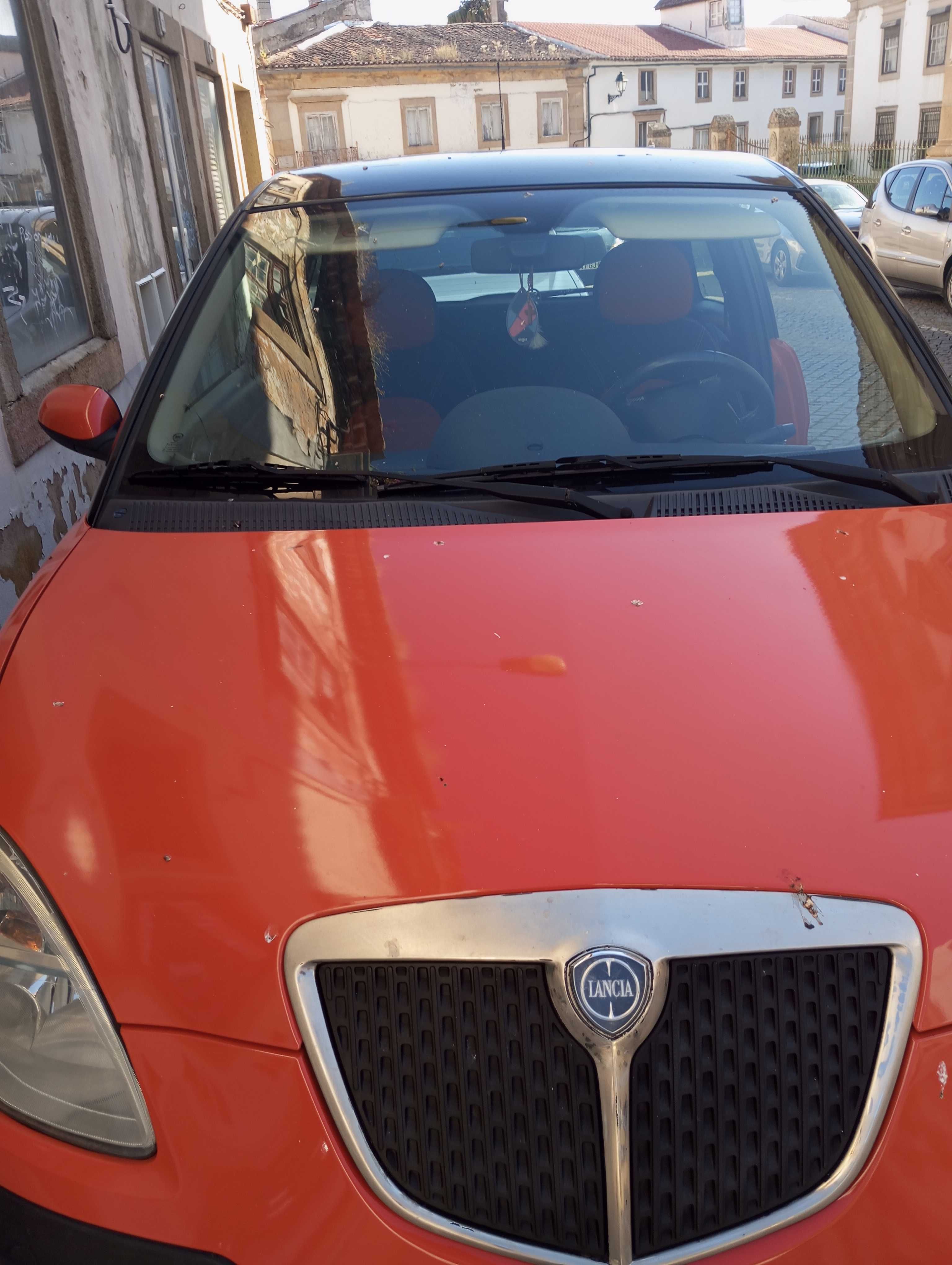 Carro citadino em bom estado