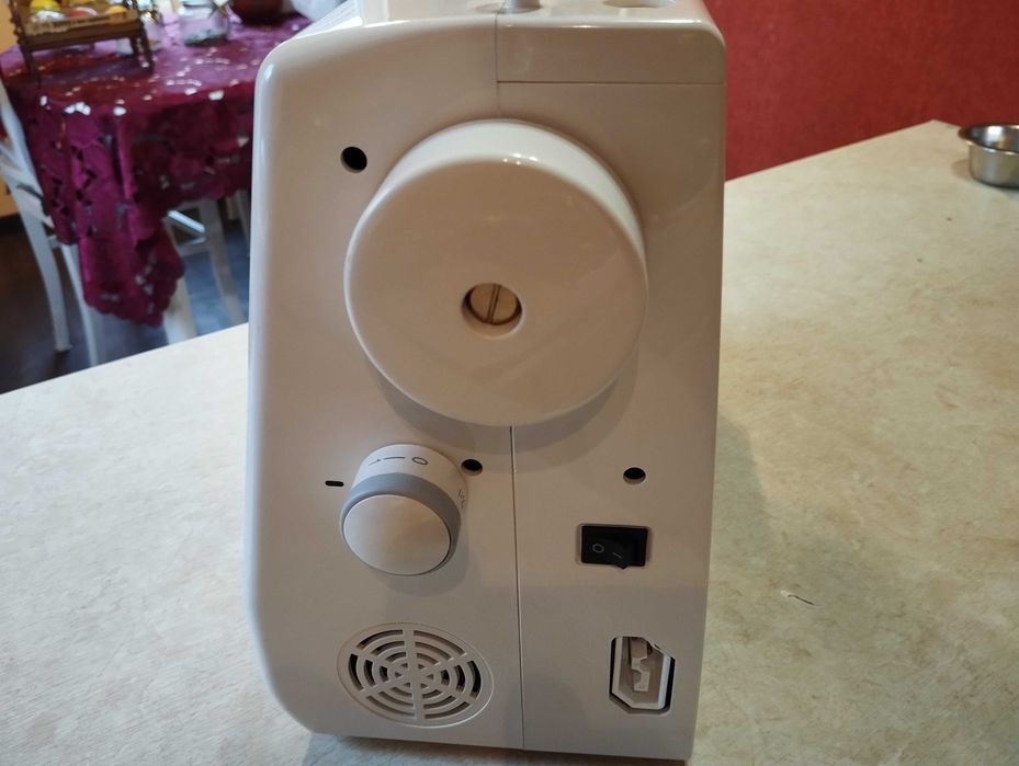 Швейна машина AEG без педалі електроприводу.