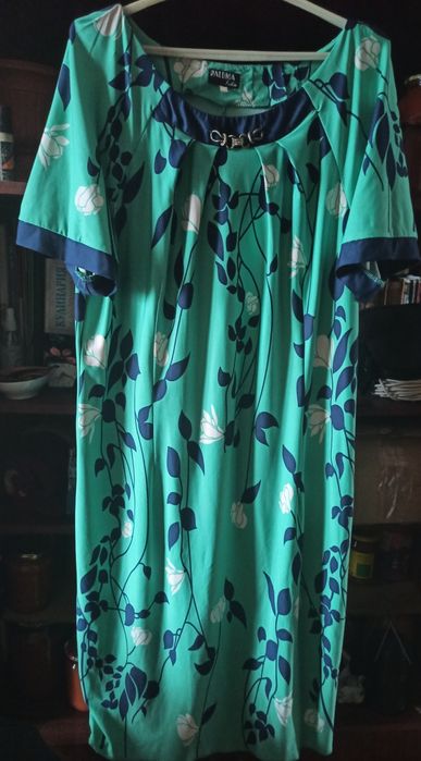 Платье с коротким рукавом.