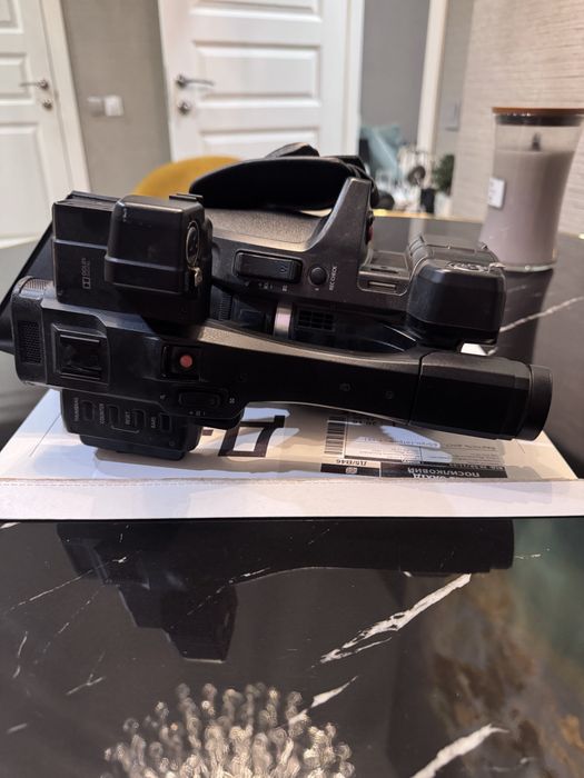 профессиональная видеокамера Panasonic HC-X1000.