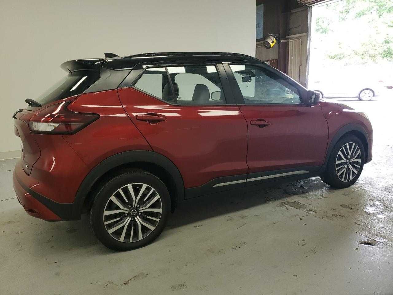 Автомобіль 2021 Nissan Kicks SR