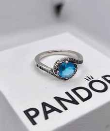 Pierścionek Pandora srebrny próby s925 z niebieskiej kamyczkiem