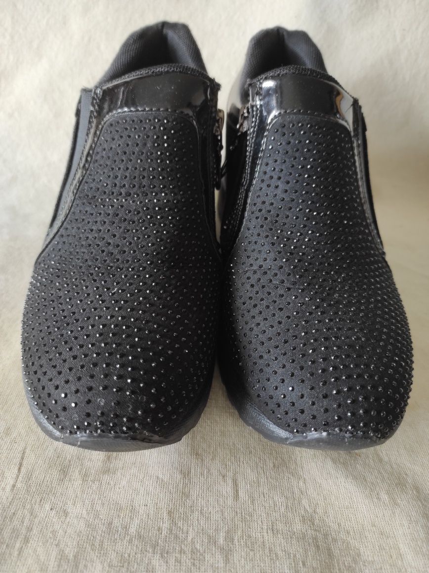 Czarne sneakersy damskie na koturnie z cyrkoniami z suwakiem 37