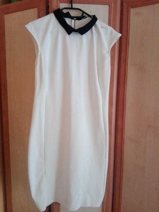 Biała sukienka z czarnym kołnierzykiem XL