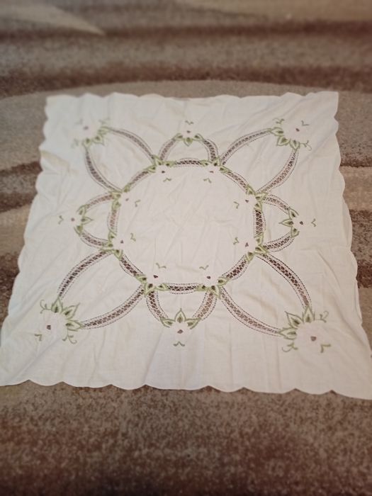 Obrus ręcznie wyszywany